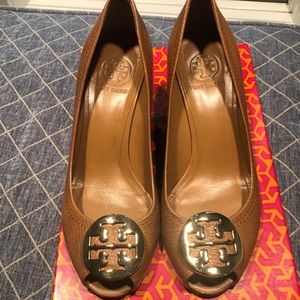 Tory Burch Sally 2 Wedge Shoes - Tan/Gold (Sz 7)